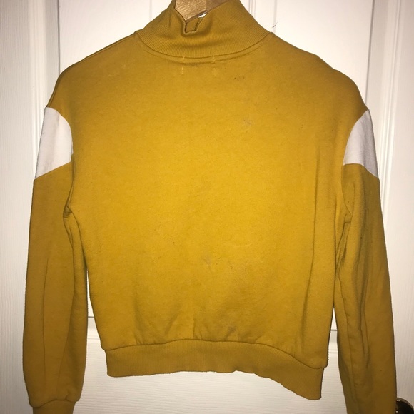 warm yellow long-sleeved t-shirt with white stripe - Picture 2 of 6
